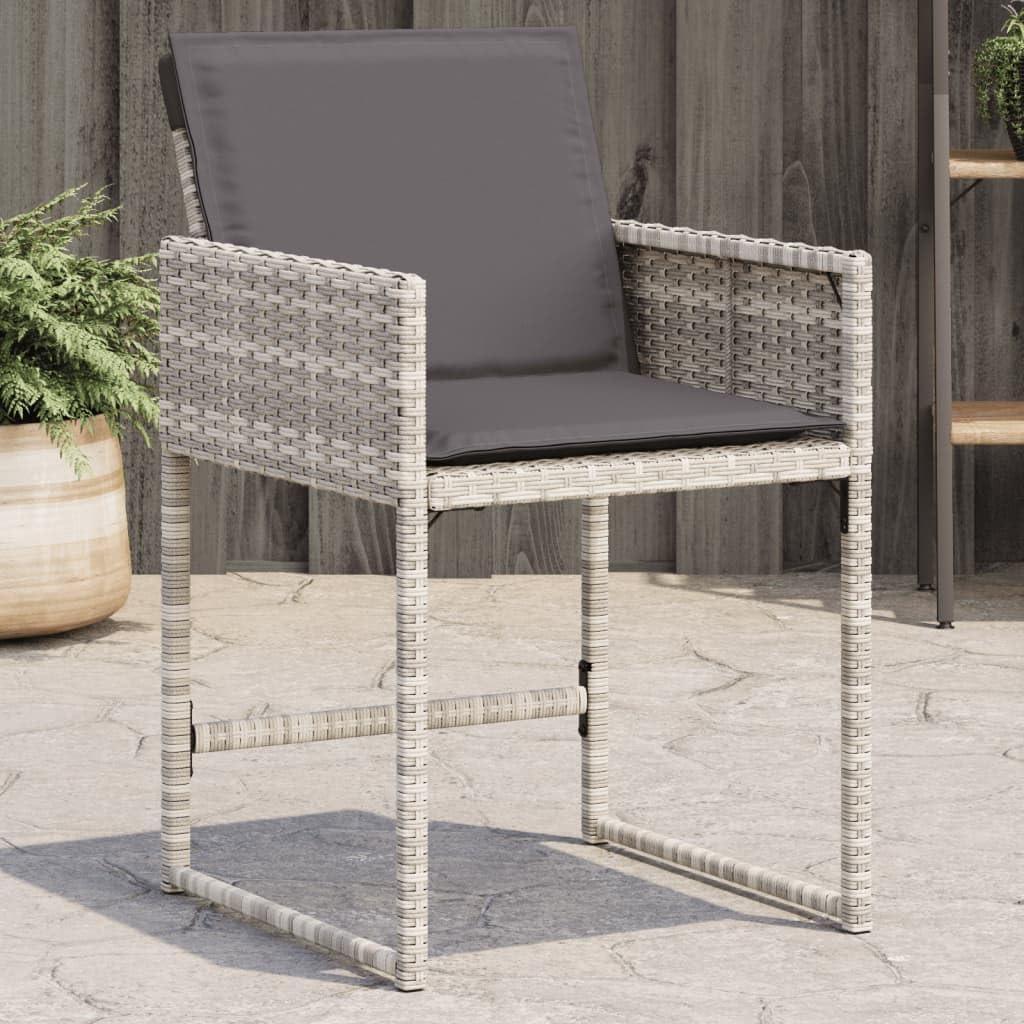 Set aus 4 hellgrauen Gartenstühlen aus Poly-Rattan mit klappbarer Rückenlehne, UV-beständig, bis 110 kg, mit Kissen