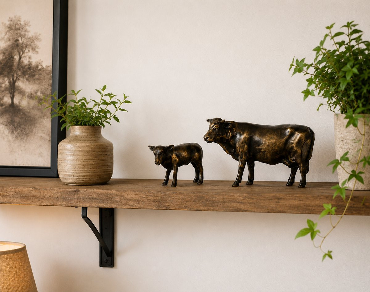 Bronzen beeld van een koe met kalf voor op tafel