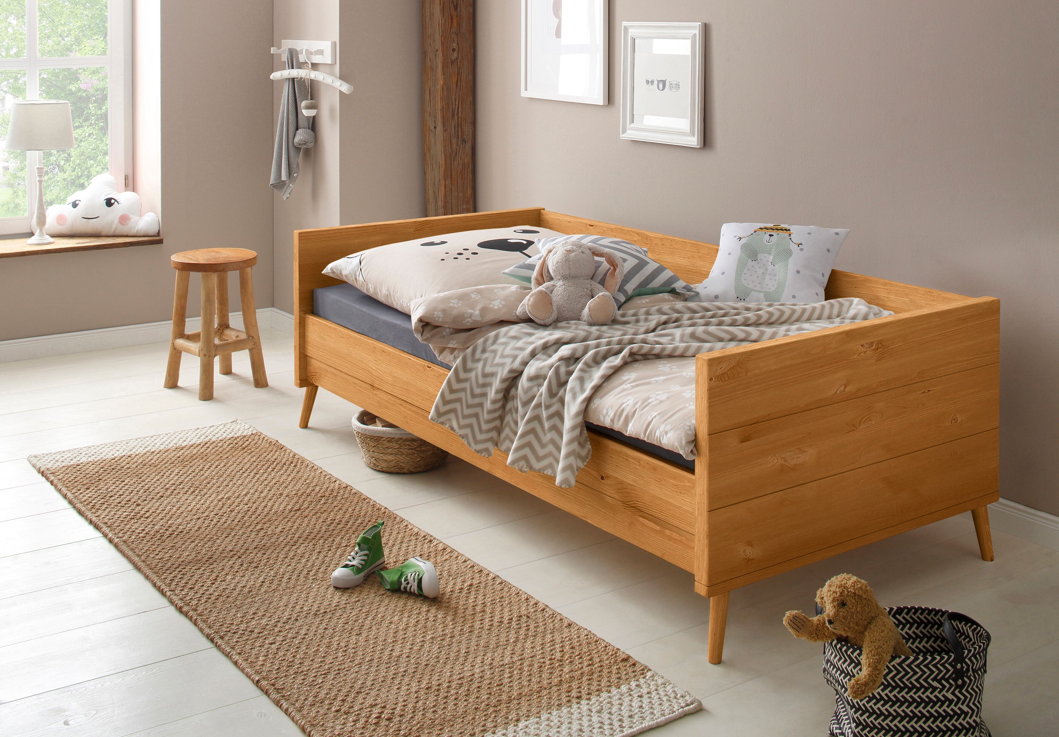 Jugendbett GOODPRODUCT "Ellen", beige (natur gebeizt, gewachst), B:97cm L:209cm, Betten, Jugendbett, aus massivem Kiefernholz, in 2 verschiedenen Farben, mit Holzfüssen natur gebeizt, gewachst Liegefläche Länge B: 200cm x 90cm, Höhe Liegefläche: 39,00, oh