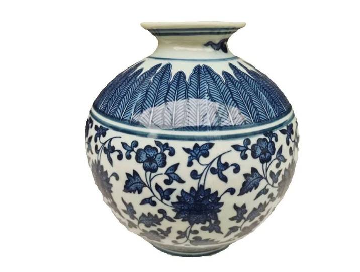 Vase rond chinois en porcelaine ancienne, motif de Lotus bleu et blanc, œuvre d'art décorative traditionnelle sur pied