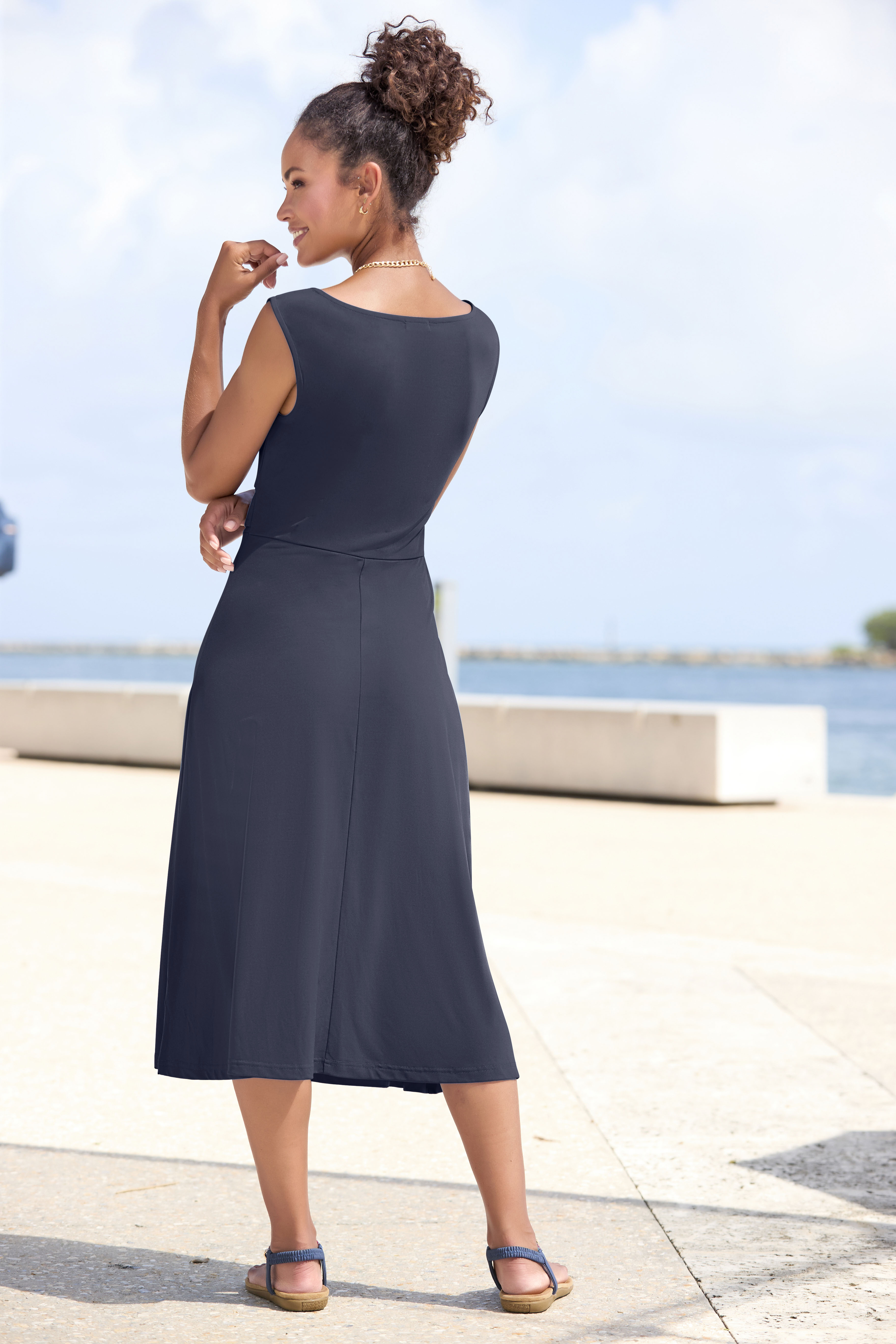 Midikleid LASCANA "mit dekorativen Riegeln und goldenen Zierknöpfen, bügelfreie Qualität", Damen, Gr. 38, N-Gr, blau, Jersey, Obermaterial: 95% Polyester, 5% Elasthan, unifarben, figurumspielend kniebedeckend, Rundhals, Kleider Midikleid, Elegantes Sommer