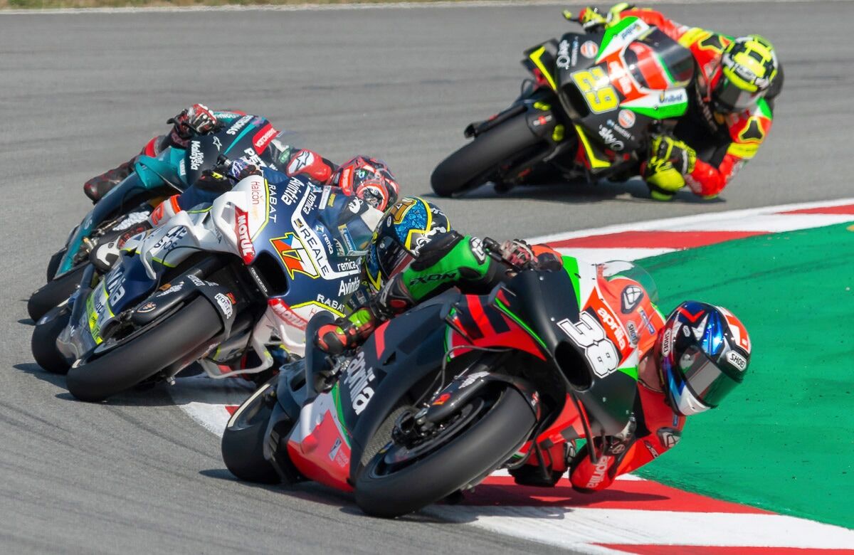 Fototapete PAPERMOON "BARCELONA MOTOGP-BRADLEY SMITH 500 CMÃ‚³ MOTORRAD WM XXL", bunt, B:3m L:2,23m, Vlies, Tapeten, Fototapete bunt B/L: 3m x 2,23m, Bahnen: 6 Stk.