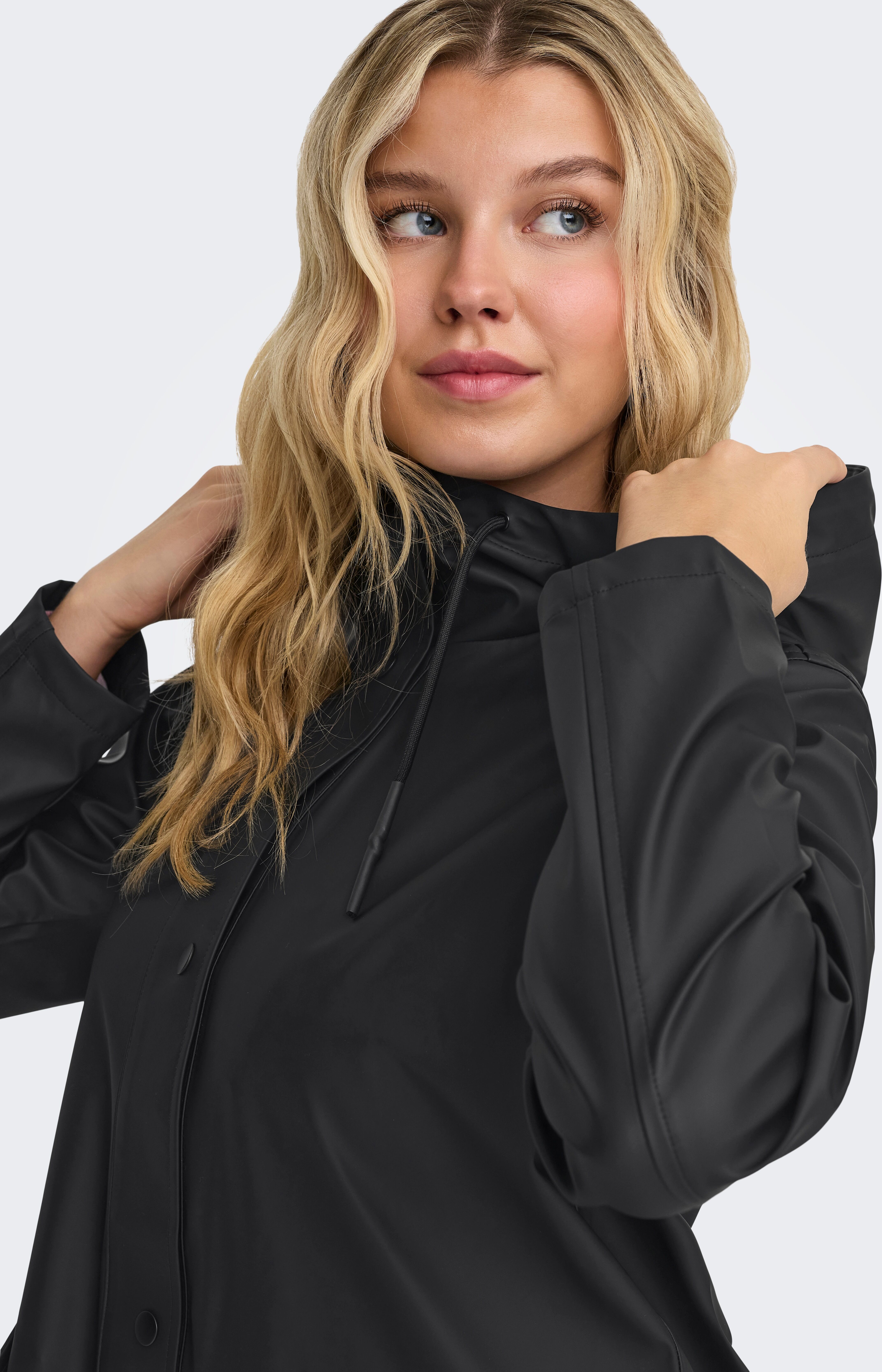 Kurzmantel ONLY "ONLELISA RAINCOAT OTW NOOS", Damen, Gr. S, schwarz, Web, Obermaterial: 100% Polyester, unifarben, Po-bedeckend, Mäntel Kurzmantel, beschichtete Qualität schwarz S