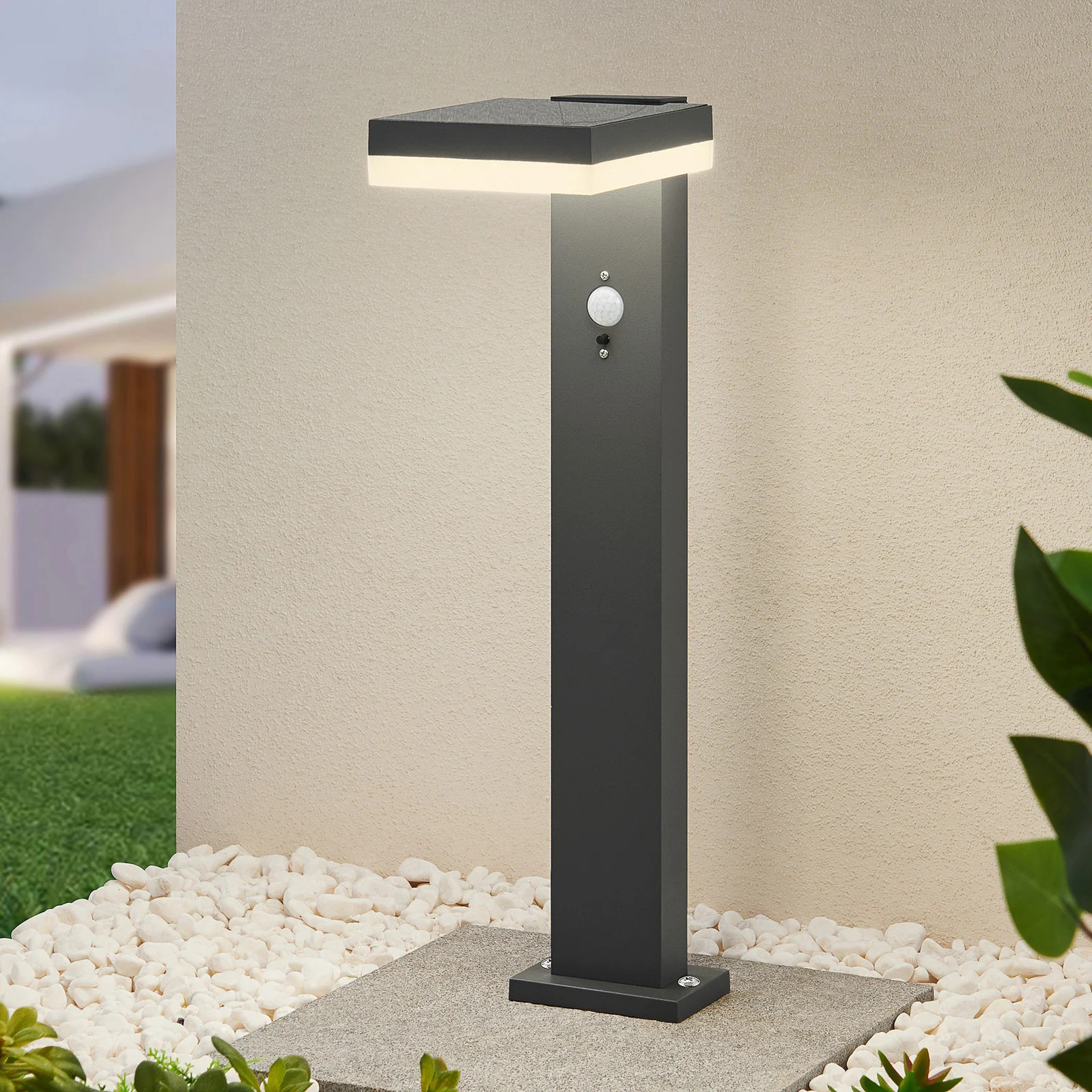 Lindby Laira LED solar-sokkellamp met bewegingssensor, zwart, 50 cm