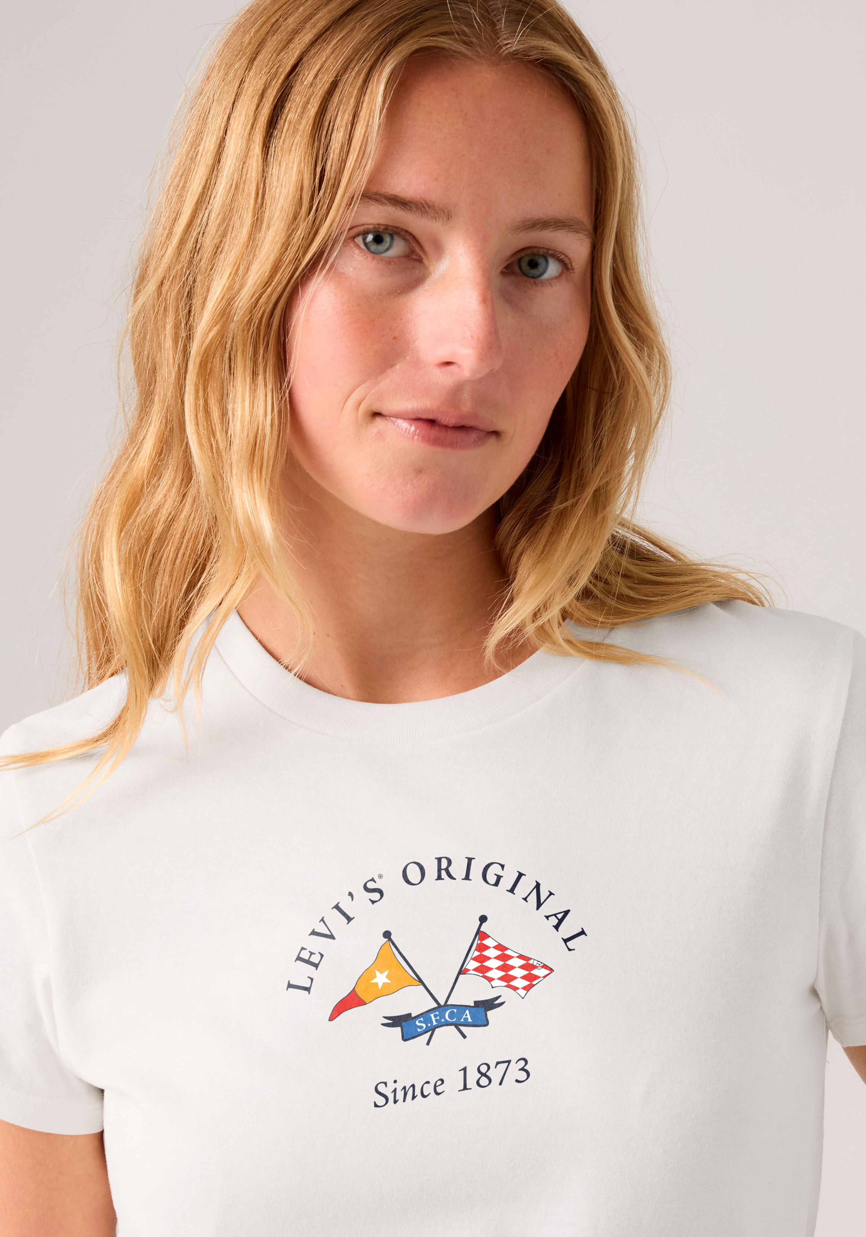 T-Shirt LEVI'S "THE PERFECT TEE", Damen, Gr. S (36), lse_crew regatta flags hellweiß, Jersey, Obermaterial: 100% Baumwolle, normal hüftlang, Rundhals, Shirts T-Shirt lse_crew regatta flags hellweiß S (36)