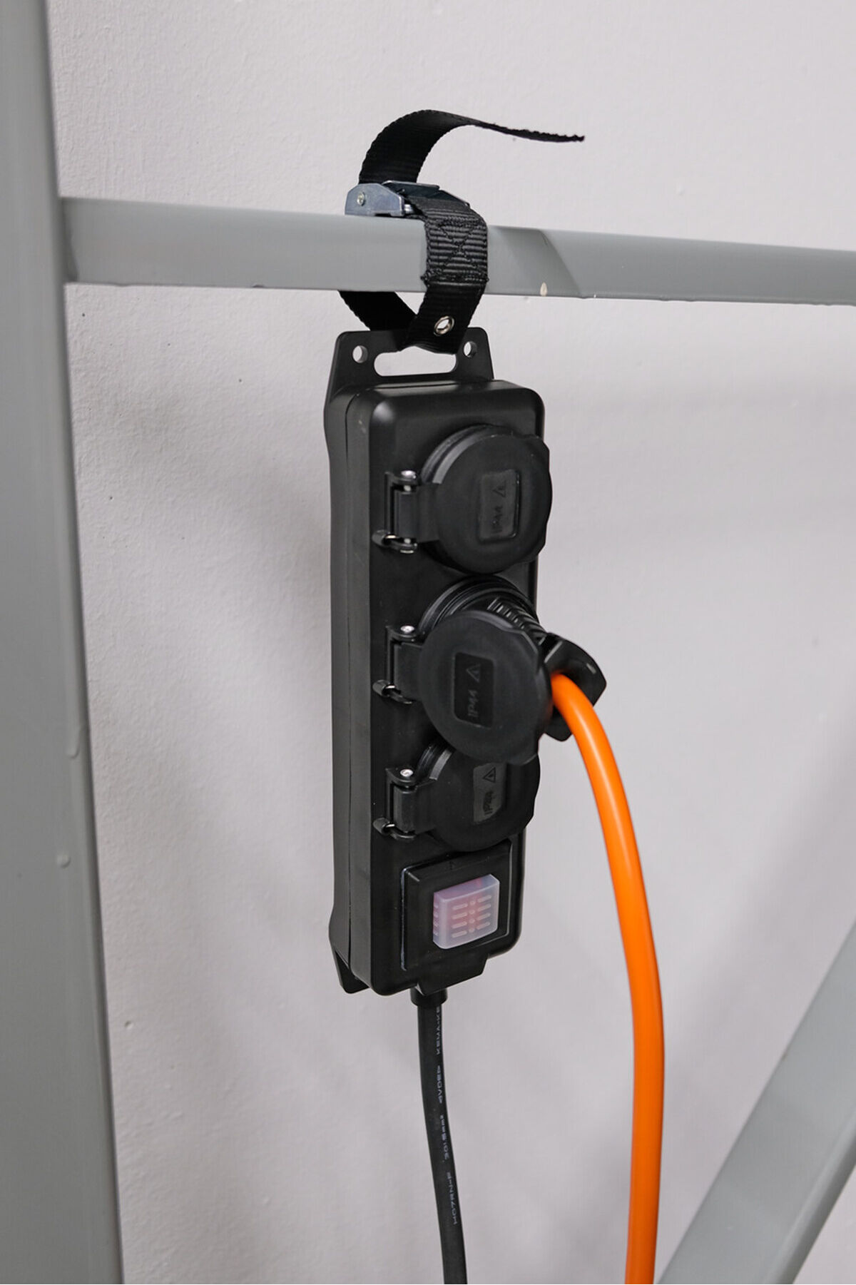 Brennenstuhl Befestigungs- und Fixiergurt (Befestigungsriemen für Steckdosenleisten, Kabel Organzier mit 44cm Länge für die Eventbranche, die Werkstat (1160670)