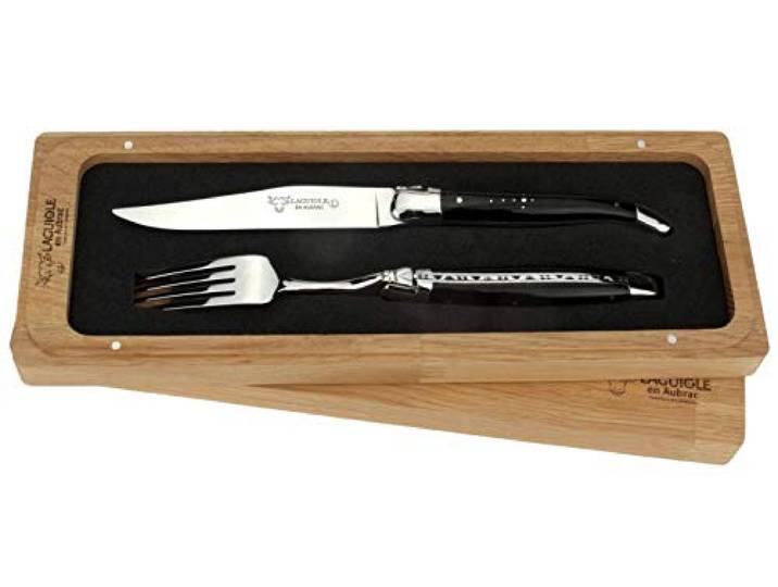 Laguiole en Aubrac - 1 Steakmesser und 1 Gabel als Set - Griff poliertes Büffelhorn - Original Frankreich mit Zertifikat