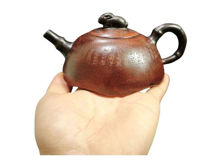 Théière Yixing Vintage, sculpture exquise, cérémonie chinoise gravée gravée, artisanat incisé, lièvre en bambou, poignée d'embout d'écriture