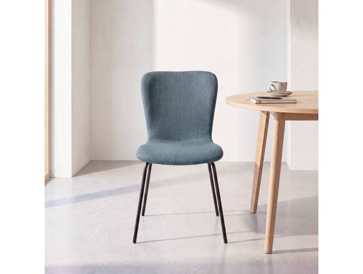 Chaise bleue et pieds en acier noir