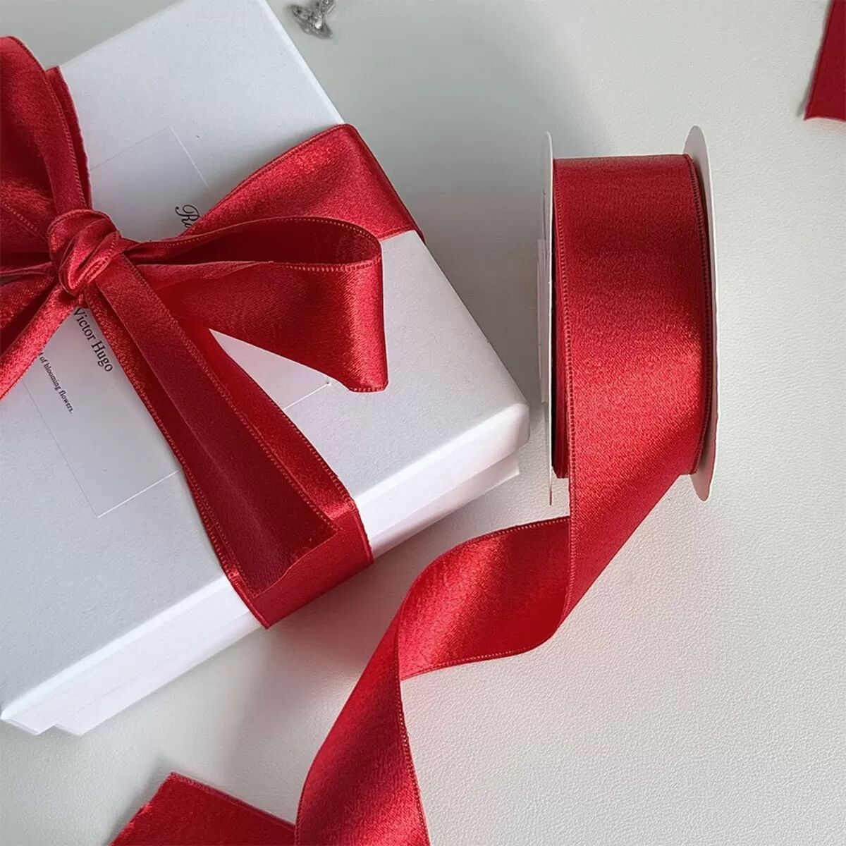 INF Doppelseitiges Seidensatinband – Premium Band für Basteln & Geschenkverpackung Rot 3.8 cm