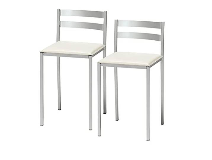 ASTIMESA Zwei Küchenhocker mit Rückenlehne unter horizontalen Streifen aus weißem Kunstleder, Sitzhöhe 45 cm.