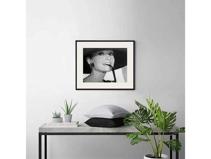 Tableau déco Audrey Hepburn Sunglasses Cadre : hêtre massif verni Revêtement : plexiglas Multicolore 62 x 52cm