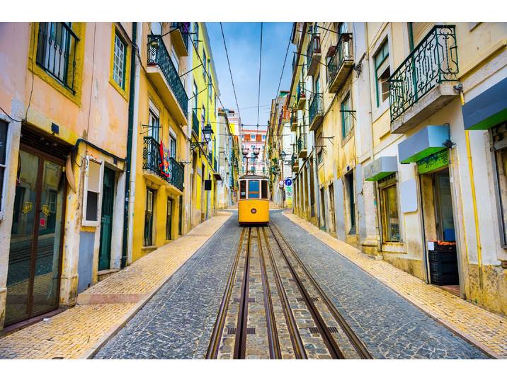 Fototapete PAPERMOON LISSABON-GASSE-PORTUGAL ALT BAHN ATLANTIK STADT STRAssEN , bunt, B:3,5m L:2,6m, Vlies, Tapeten, Fototapete