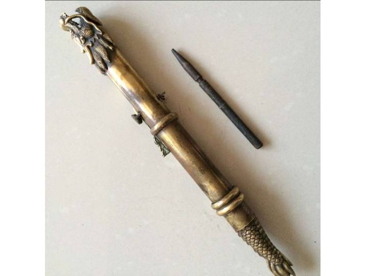 L'ancienne épée de dragon en laiton chinois cachée dans la manchette, arme dissimulée