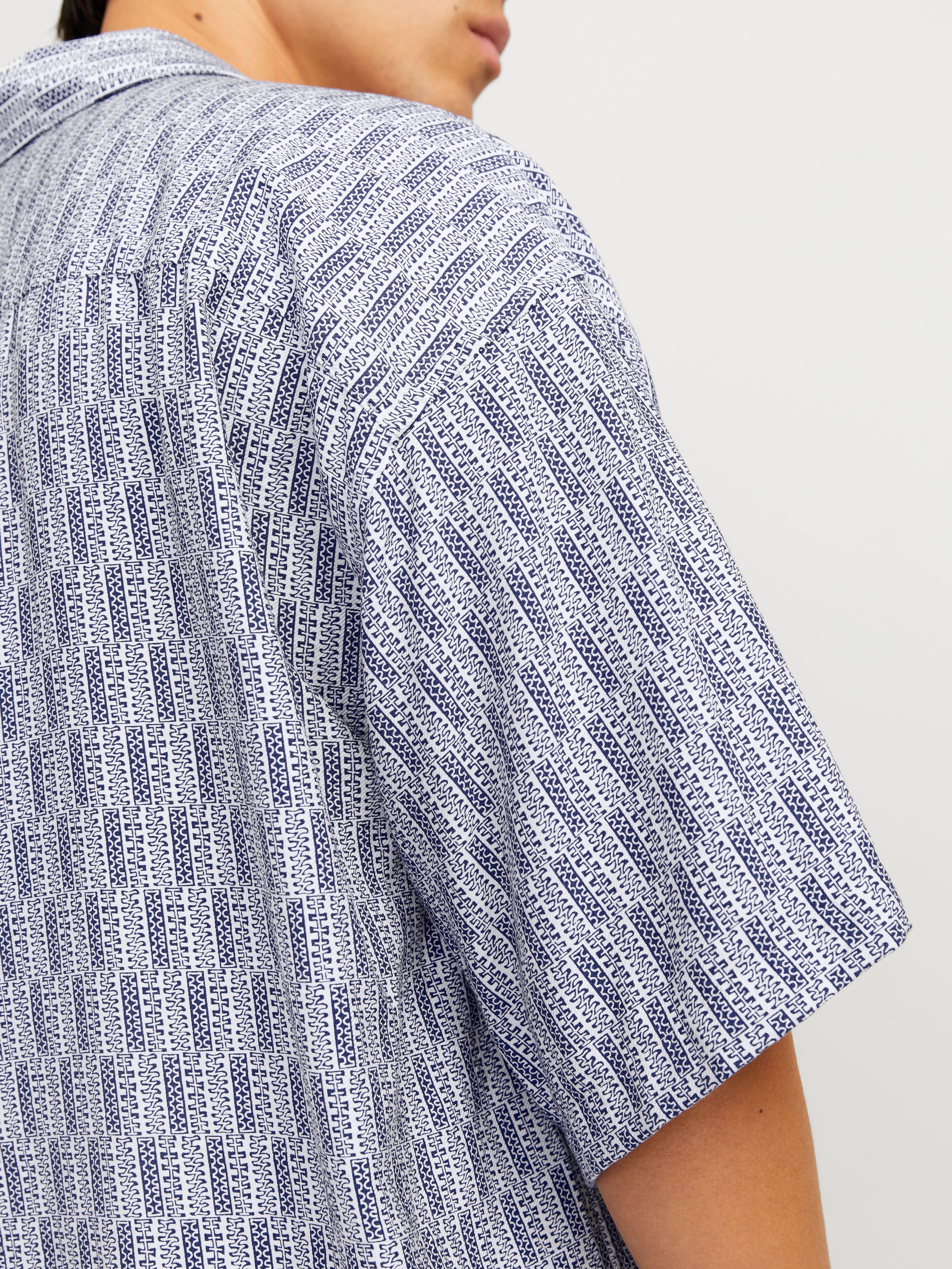 Kurzarmhemd JACK & JONES "JORMARSHALL ISLINGTON AOP SHIRT SS SN", Herren, Gr. S, N-Gr, blau (ocean cavern), Web, Obermaterial: 85% Viskose, 15% Nylon, gemustert, weit normal, Hemden Kurzarmhemd ocean cavern S, N-Gr