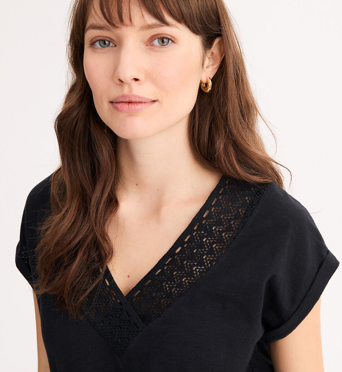 ANNE WEYBURN T-shirt col V, manches courtes, détail macramé, en pur coton