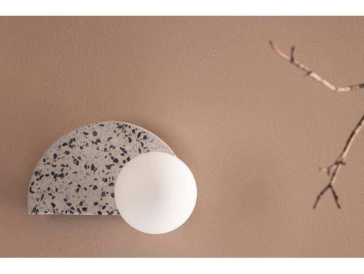 Wandleuchte „Abigail – Aus Terrazzo mit weißer Glaskuppel - Weiß - Luxusbetten24
