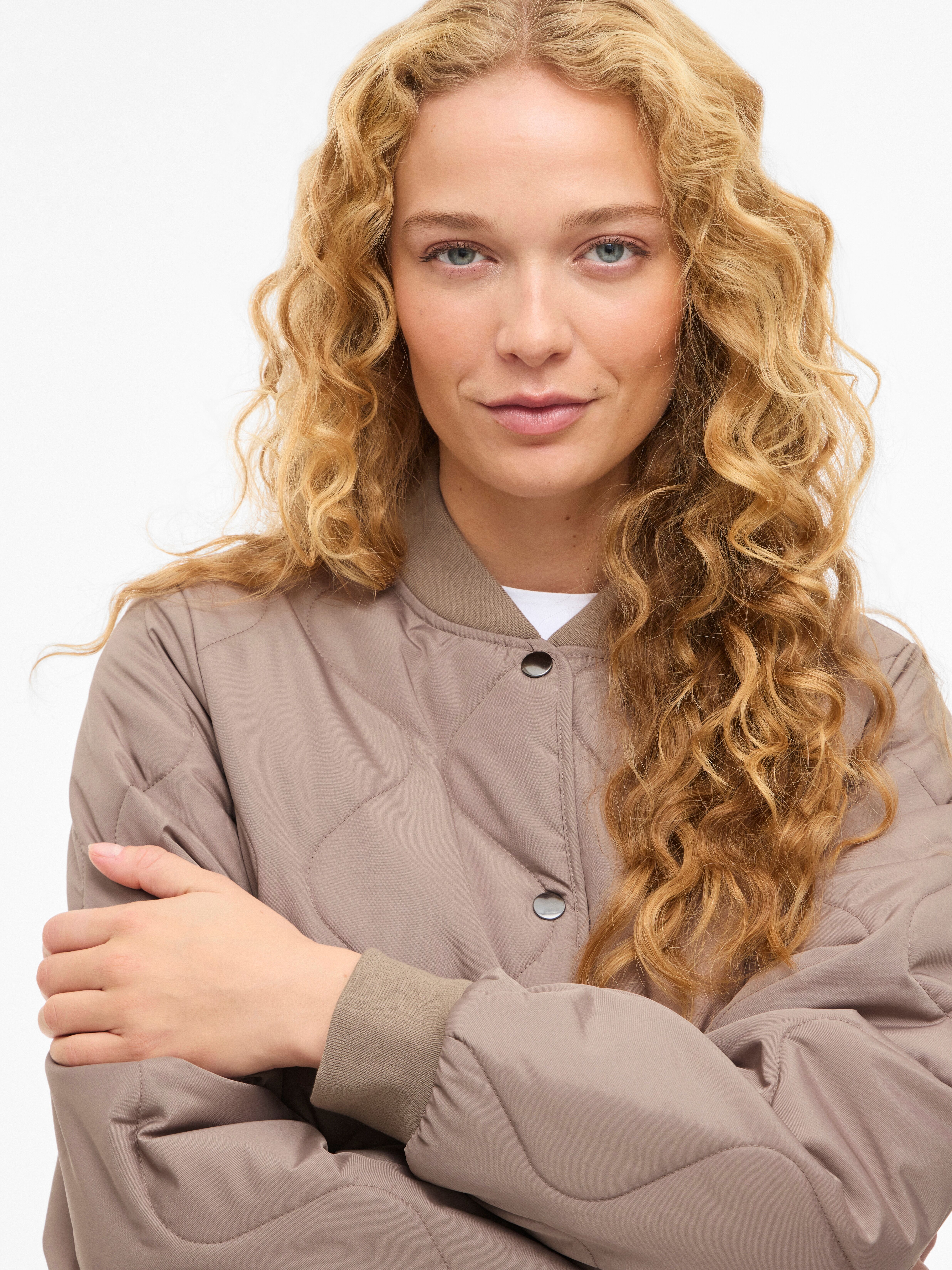 Steppmantel VILA "VITATE L/S QUILT JACKET - NOOS", Damen, Gr. 38, beige (taupe gray), Steppware, Obermaterial: 100% Polyester, unifarben, regular fit Po-bedeckend, Rippbündchen, Mäntel Steppmantel, Kunstfaser taupe gray 38