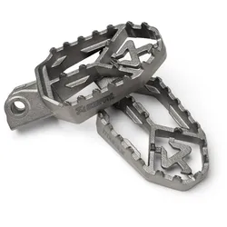 Akrapovič Adventure Fußrasten-Set (Titan) für CFMOTO 450 / 700 / 800 / 1000 MT / MT-X (ab 2024)
