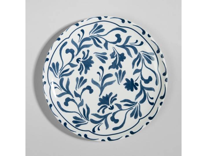 Weißer Keramikteller mit blauem Blumenmuster