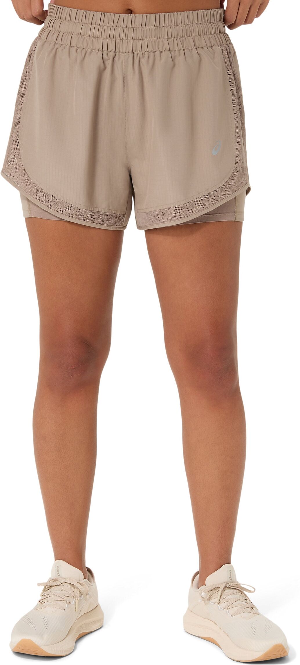 Laufshorts ASICS "NAGINO RUN 2-N-1 SHORT", Damen, Gr. L, N-Gr, beige (greige), Obermaterial: 100% Polyester, Hosen Laufshorts, Wasserabweisend, Reflektierend, Praktische Taschen greige L, N-Gr