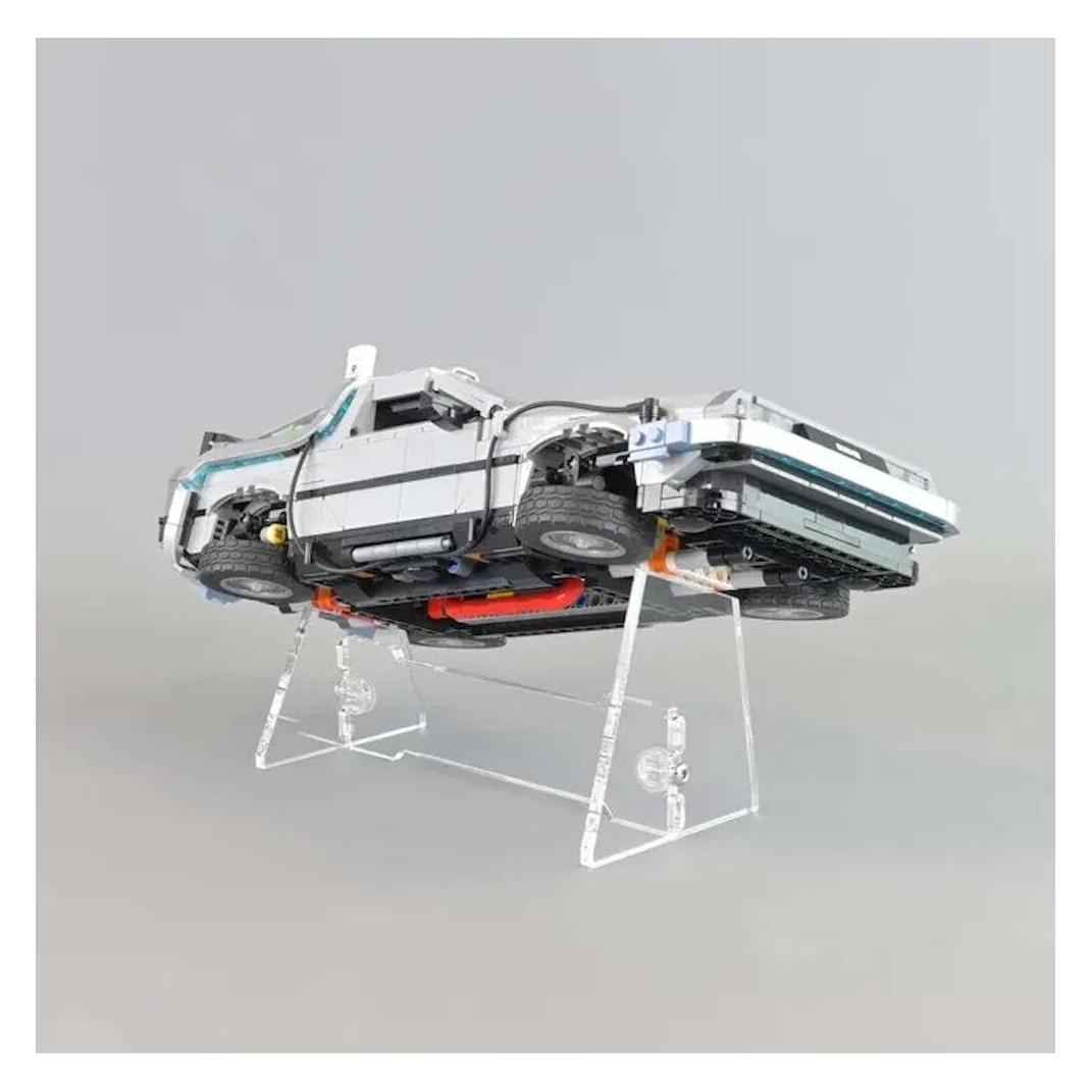 iDisplayit Acryl-Ständer für LEGO 10300 Die Zeitmaschine aus Zurück in die Zukunft DeLorean (Angewinkelt) (QXP10300A)