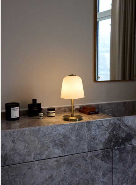 Halo Design Room 49 Batteri Bordlampe, Ø15 Cm, Opal/messing