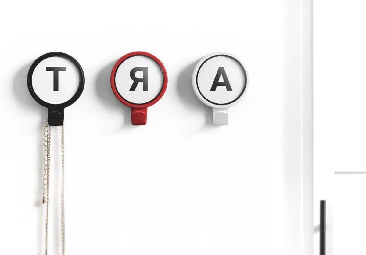 Set van 3 witte wandkapstokken met designer letters voor persoonlijke expressie