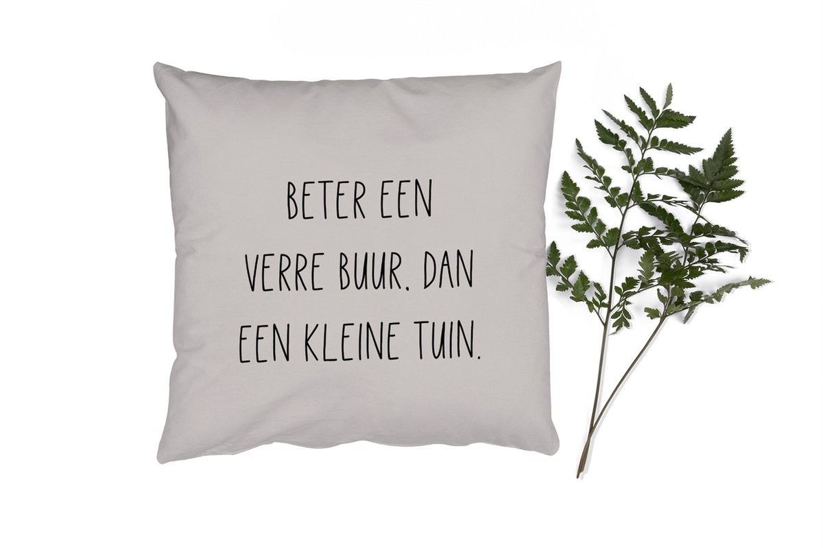 Sierkussen met tekst quote Beter een verre buur dan een kleine tuin 60x60 cm