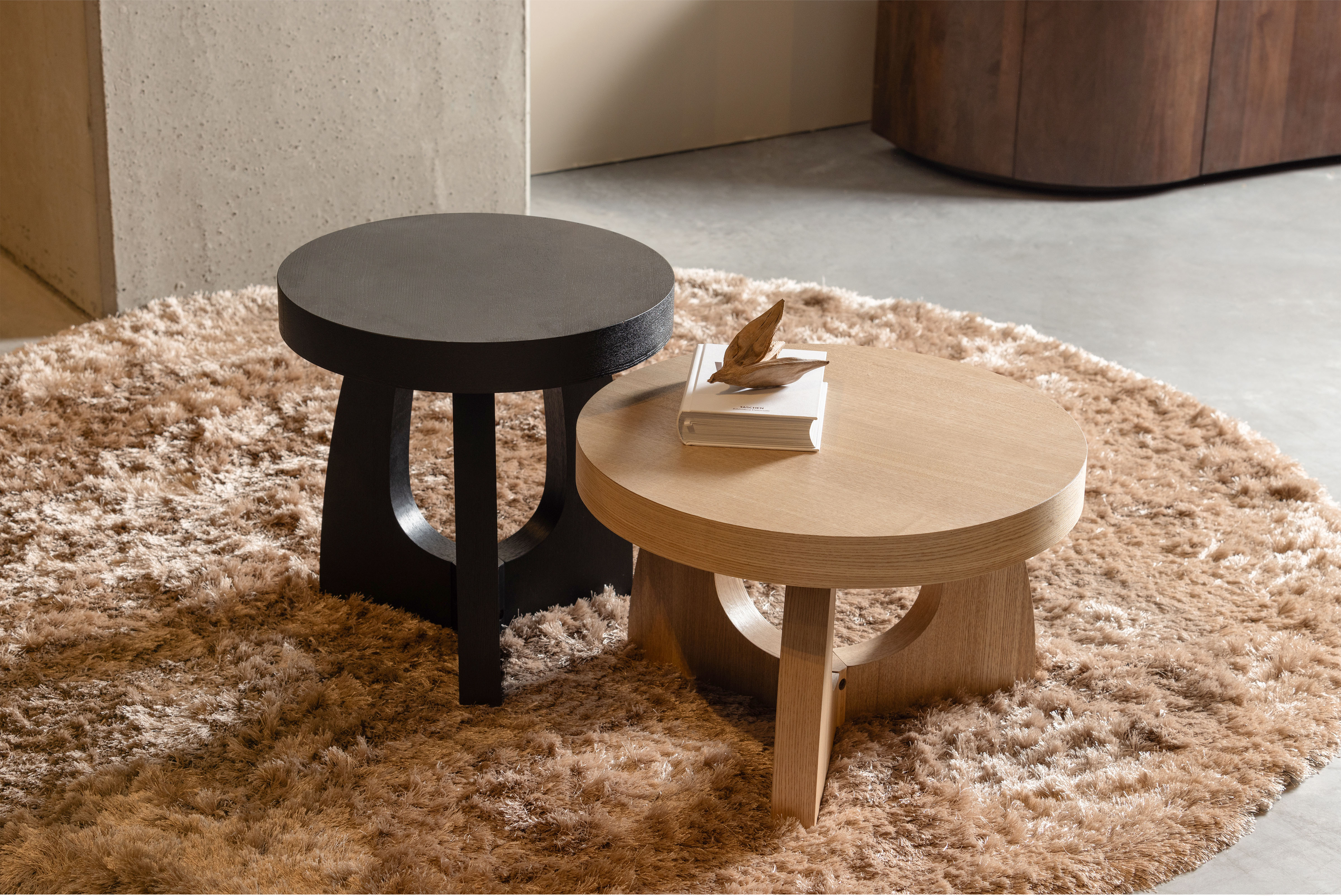 Beistelltisch WOOOD "Tala aus MDF mit Eschenfurnier-Deckschicht Ø55x35 cm", schwarz (natur), B:55cm H:35cm T:55cm, Tische, Beistelltisch, Tragkraft 25 kg, Furnier gebeizt und schutzlackiert, gerade Maserung natur B/H/T: 55cm x 35cm x 55cm