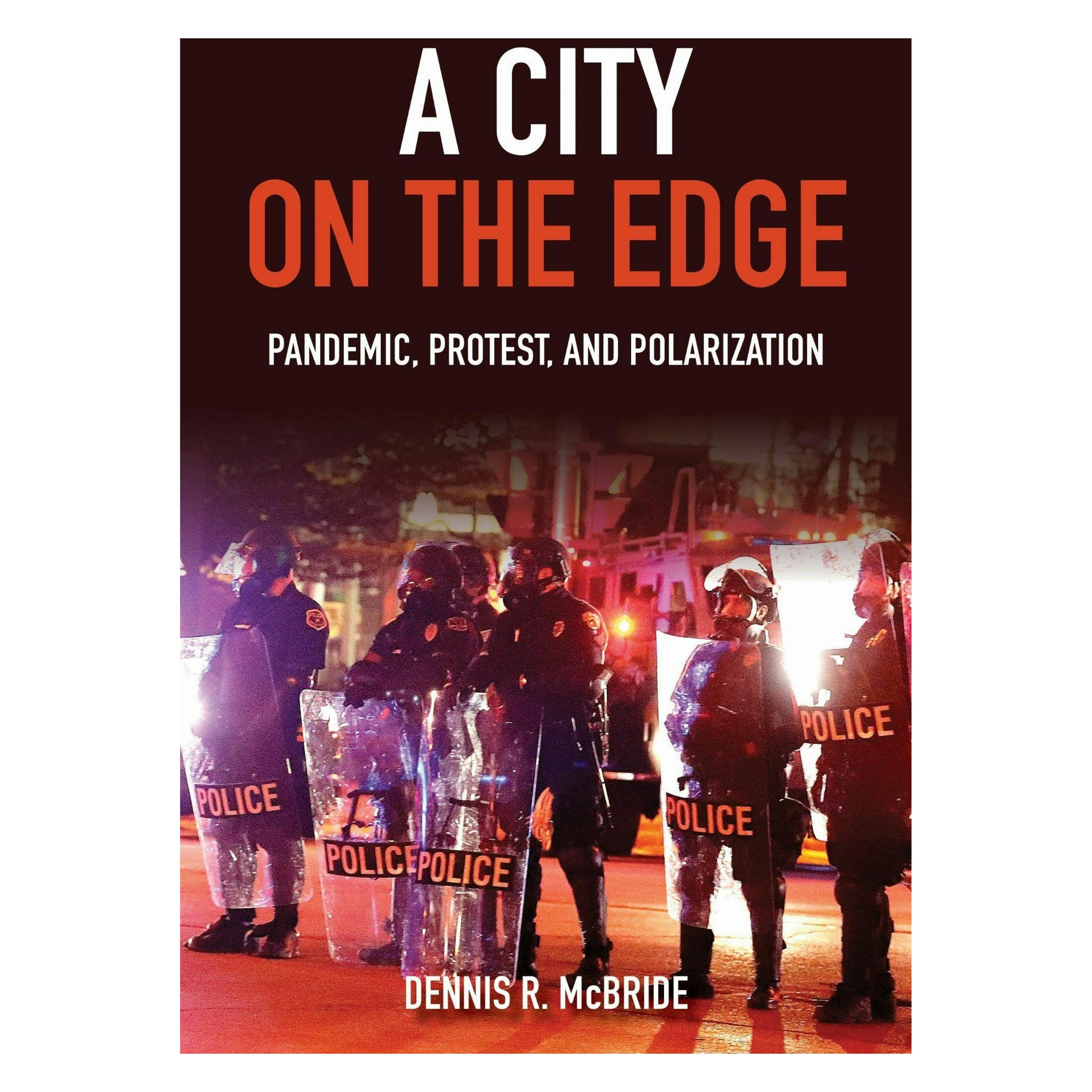 Indiana University A City on the Edge (Englisch, Dennis R. McBride) (63993211)