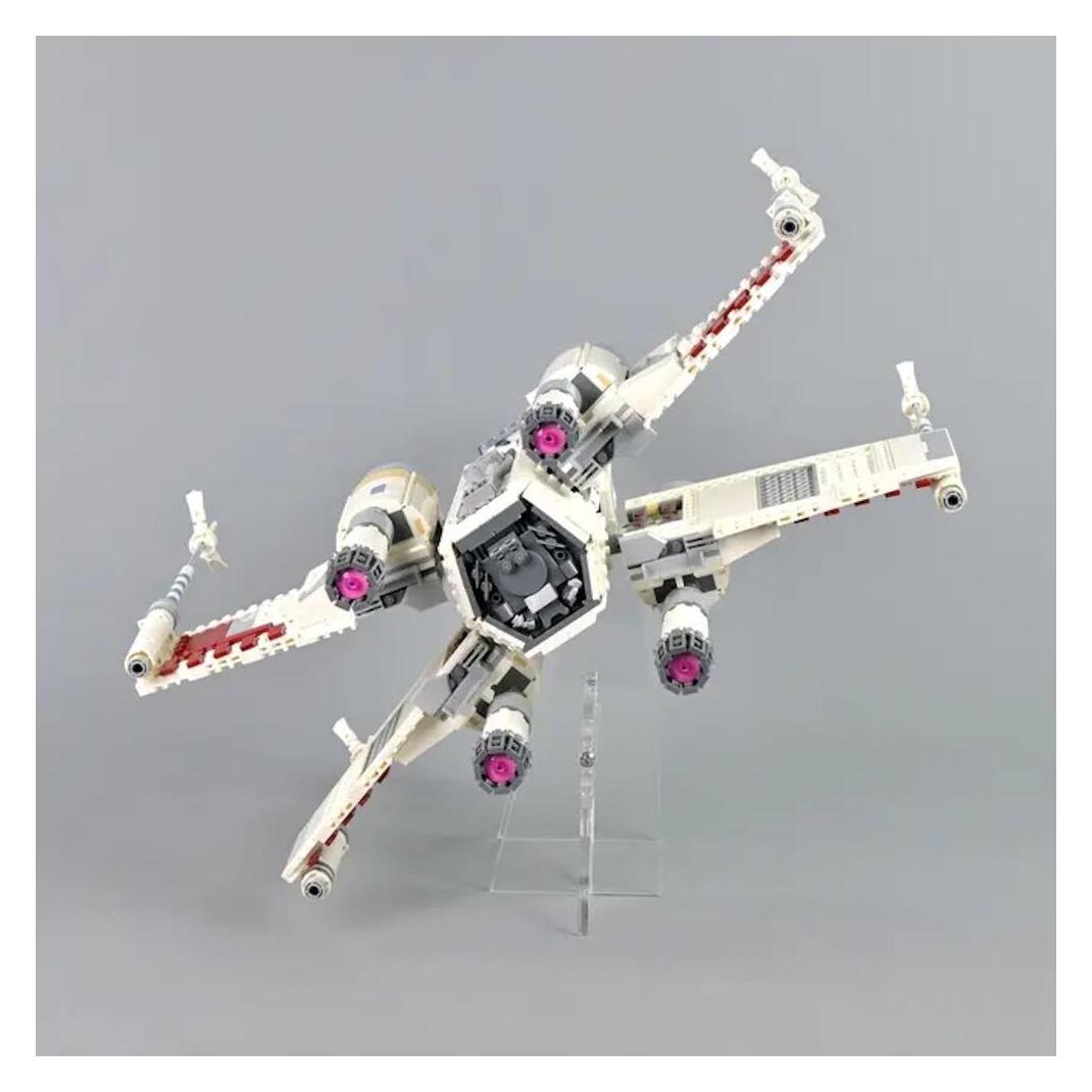 iDisplayit Acryl-Ständer für LEGO 75355 Star WarsUCS X-Wing Starfighter (Angewinkelt 4 cm hoch) (QXP75355H)