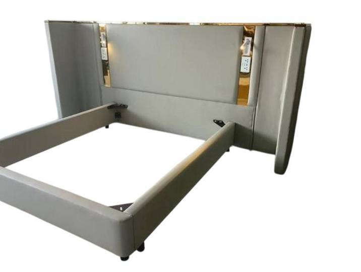 JVmoebel Polsterbett Beiges Designerbett mit LED-Beleuchtung und Goldrahmen, Made in Europe
