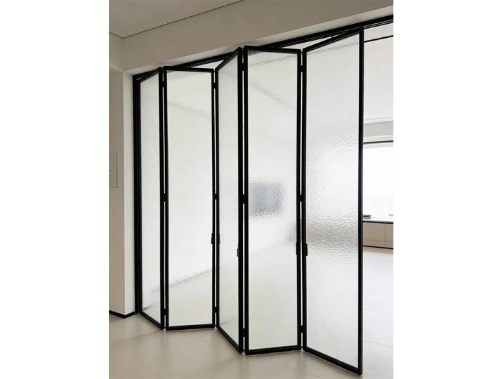 Porte pliante coulissante de luxe en aluminium avec cadre fin et verre intérieur, cloison suspendue