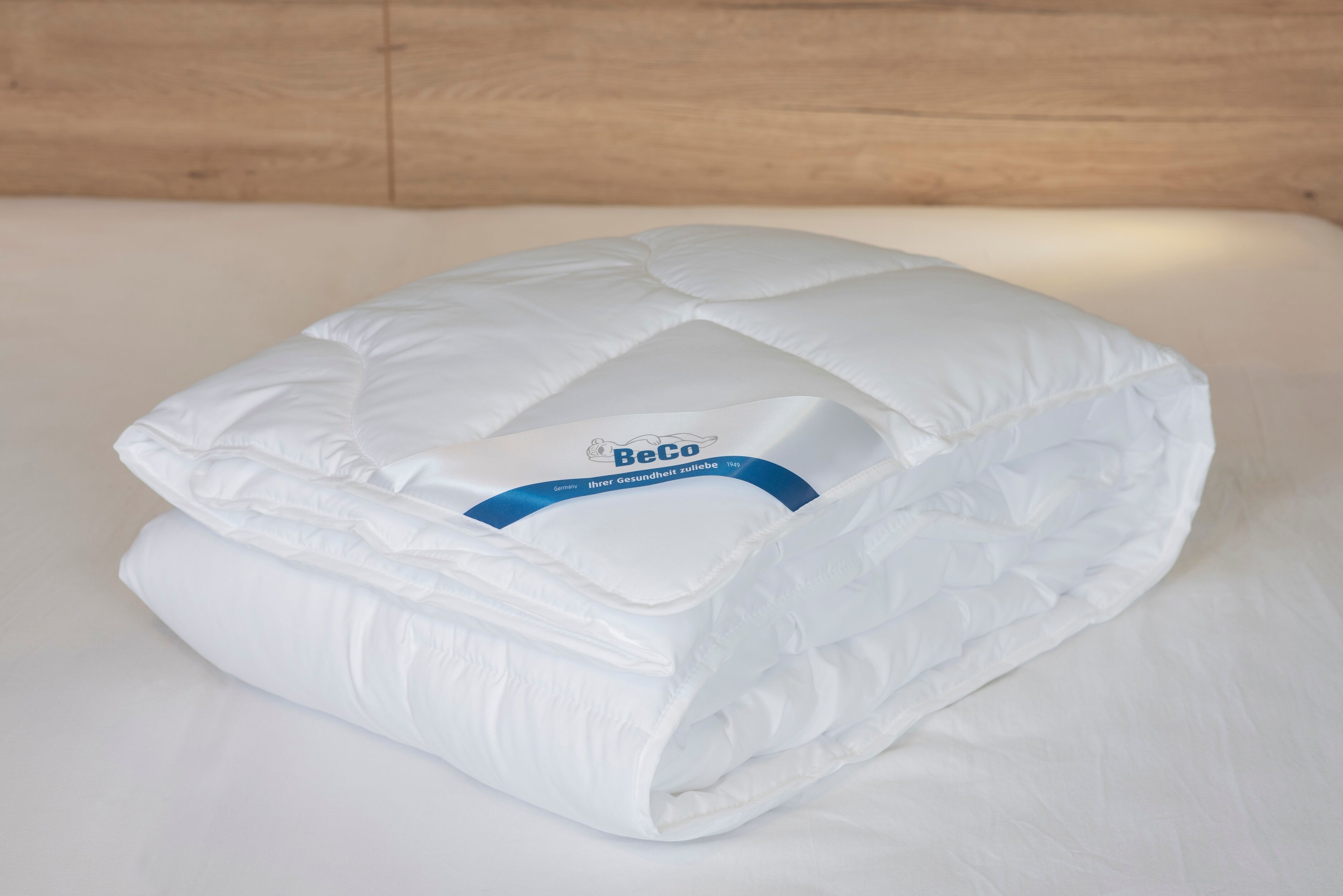 Microfaserbettdecke BECO "Royal Soft "GOLD", warme Duo-Decke Testsieger 2019", weiss (weiß), B:155cm L:220cm, Bezug: 100% Polyester. Füllung: 100% Polyester, Bettdecken, Microfaserbettdecke weiß B/L: 155cm x 220cm, leicht