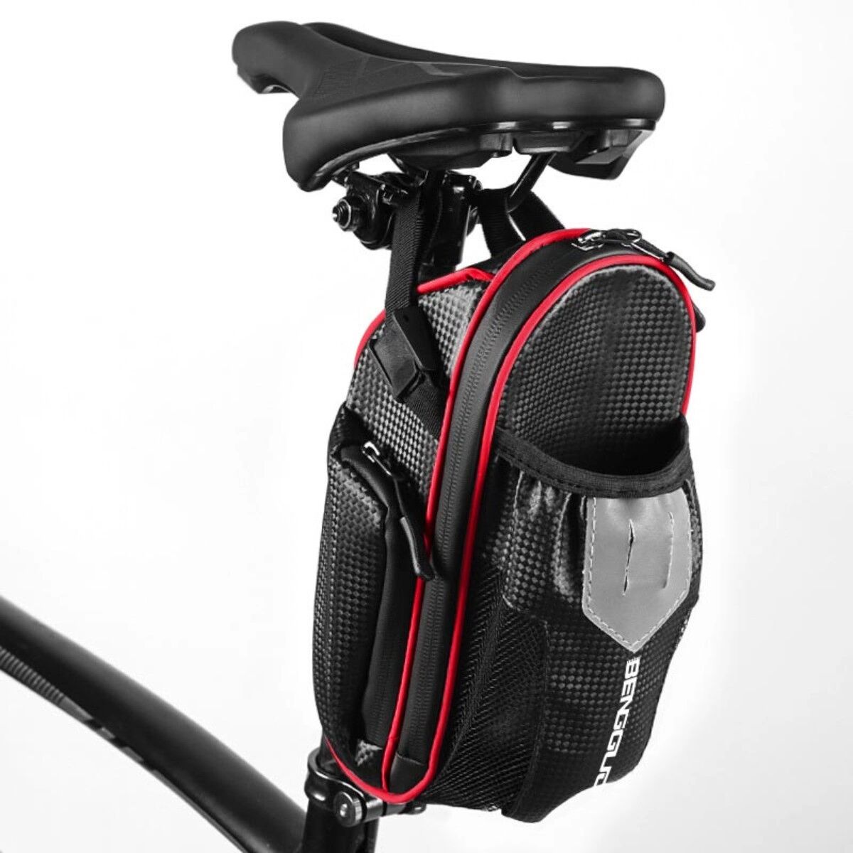 INF Fahrrad-Sattel-Tasche mit Carbon-Textur – wasserdichtes Oxford-Gewebe, passt 610ml, Rücklicht-Halter, Einhand-Zugriff Schwarz Rot