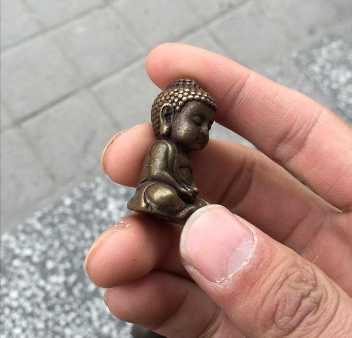 Handgemaakt koperen Boeddha beeldje voor op tafel, koperkleurig decoratief ornament