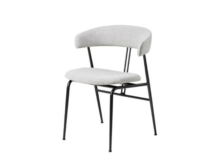 GUBI chaise avec accoudoirs et rembourrage total VIOLIN (Cat.B Kvadrat Remix 3 123 - Tissu et acier peint en noir)