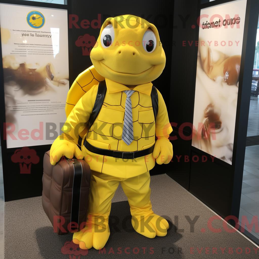 Maskottchen REDBROKOLY einer gelben Schildkröte mit Regenmantel und Aktentasche