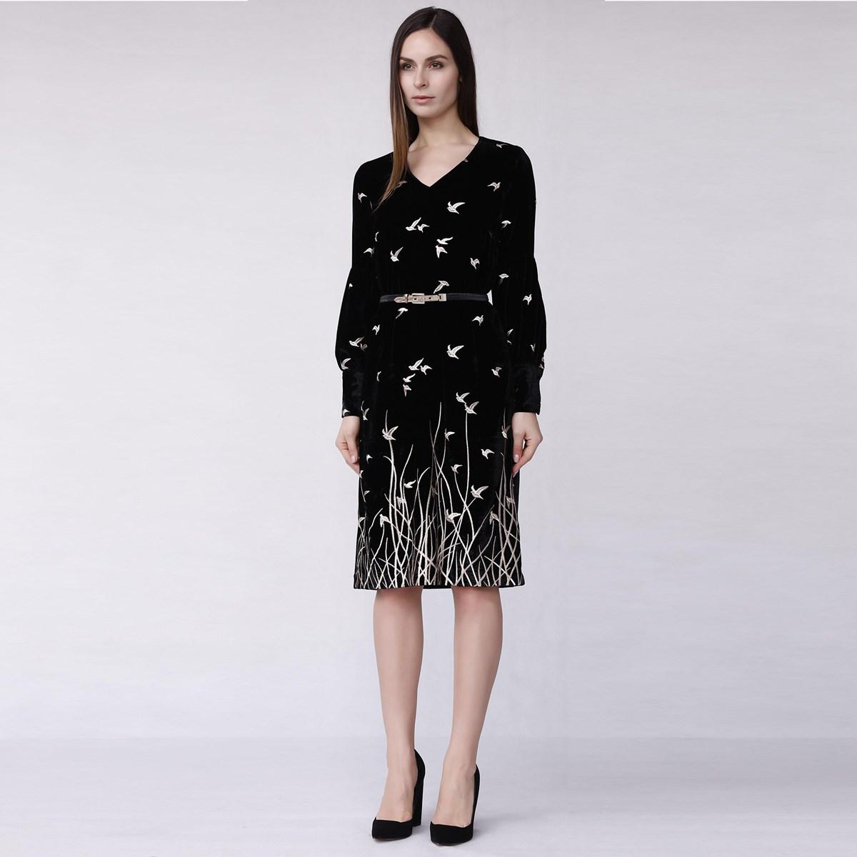 Goldenes besticktes Samtkleid