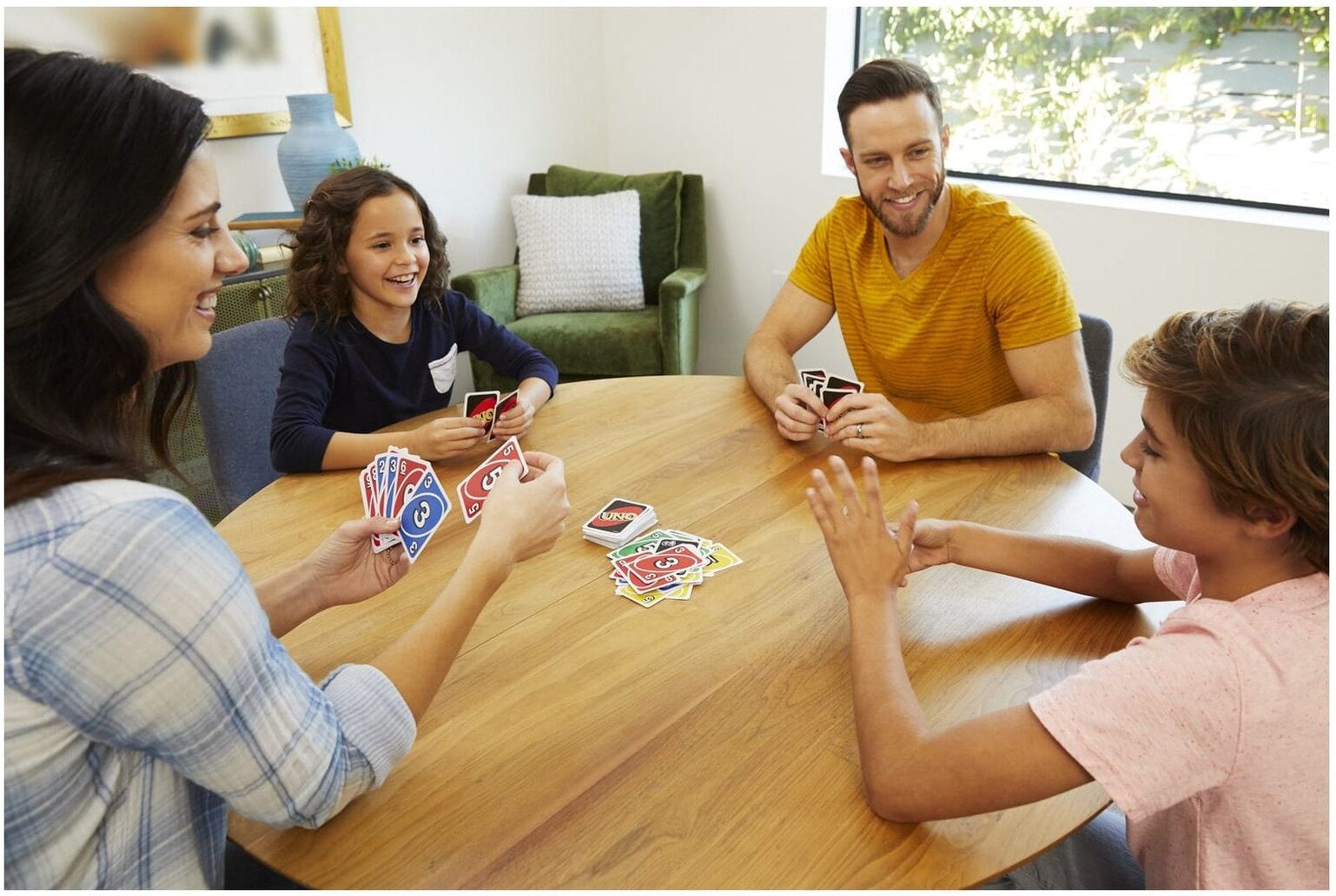 Mattel UNO Classic Card Game for 2-10 Players, Ages 6+, Family Strategy Game
