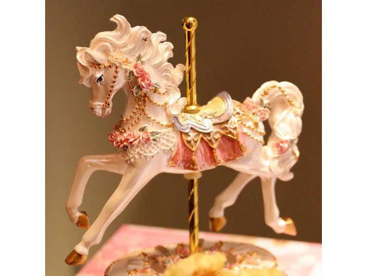 Boîte à musique, statue de cheval de carrousel, fabrication soignée, résine résistante à l'usure, rotative