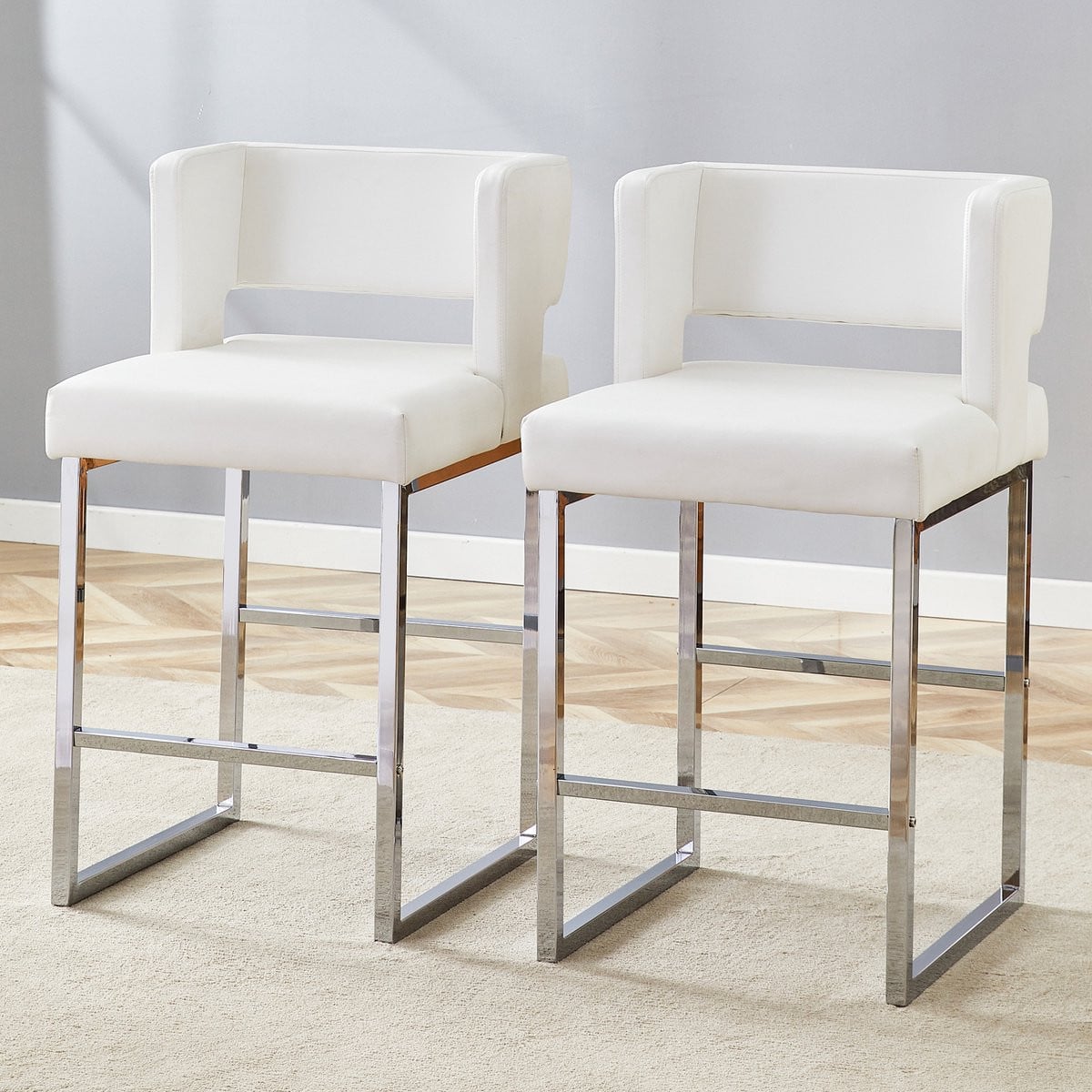 Set van twee Scandinavische barkrukken met modern vierkant ontwerp en zilverkleurige metalen poten