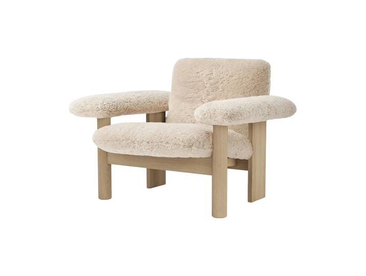 Audo Copenhagen Brasilia Sessel low back Natural oak-Nature sheepskin curly