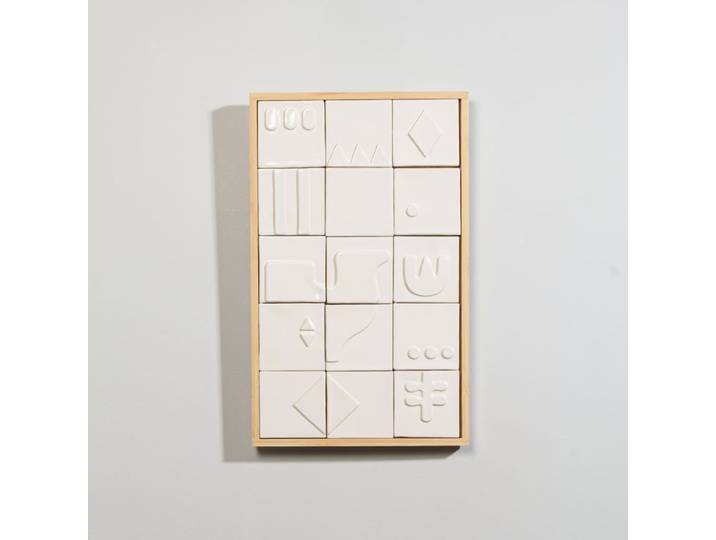Wanddekor aus ecrufarbenem Steinzeug mit abstrakten Mustern, 28 x 45 cm