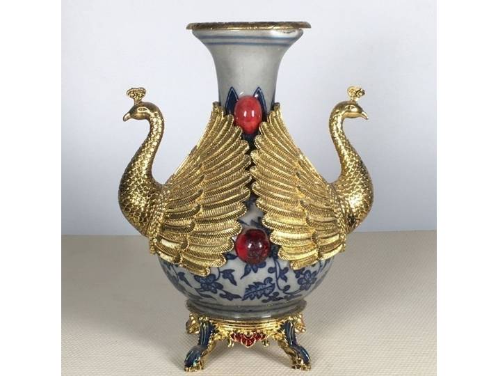 Bouteille décorative artisanale en porcelaine ancienne chinoise d'inspiration Qianlong, bleu et blanc, avec incrustation de paon cloisonné, pour la collection et l'appréciation.