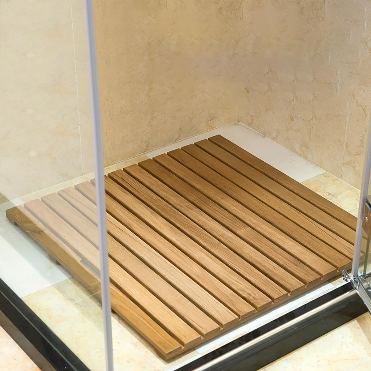 Houten badmat met antislip rubbervoetjes voor in de badkamer