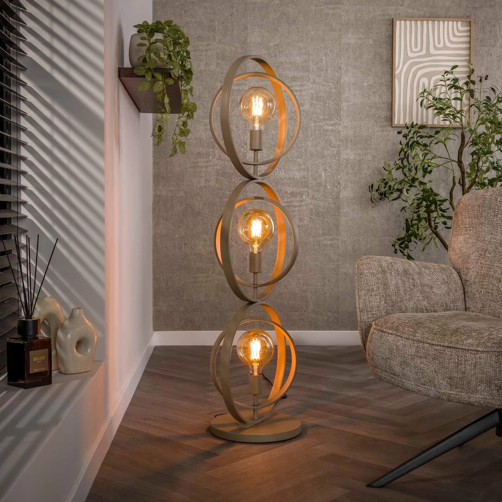 WoonStijl Turn Around Vloerlamp Beige en Goud/Messing met verstelbare arm en E27 fitting, Hoogte: 124 cm