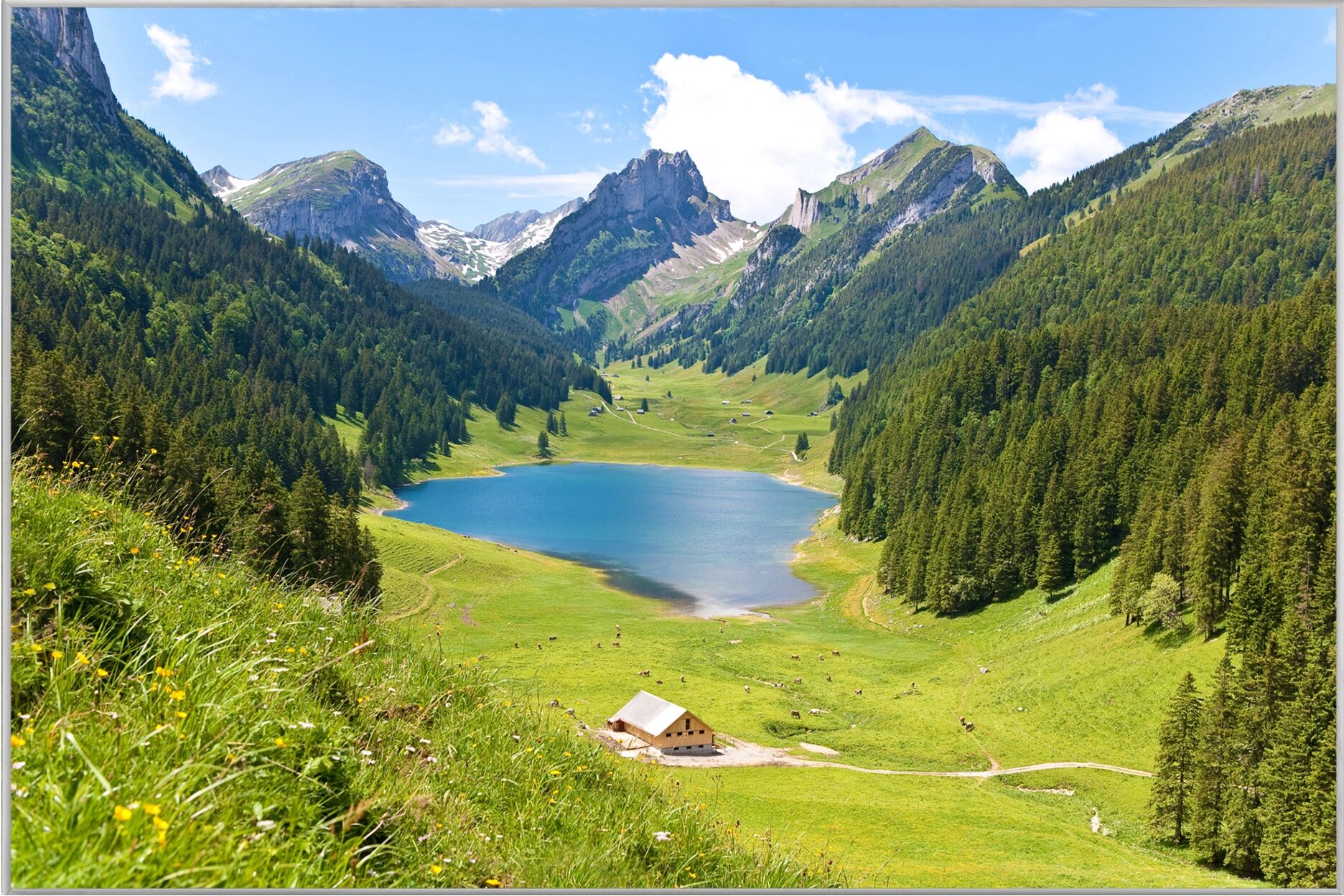 image LAND See im Tal Zwischen Den Bergen