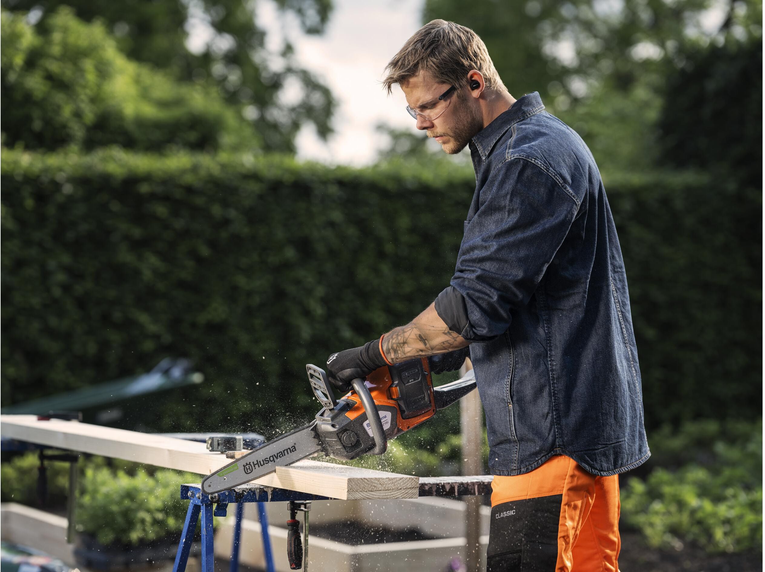 Akku-Kettensäge HUSQVARNA "215i", orange (orange, schwarz), B:19cm H:22cm, Kettensägen, Akku-Kettensäge, Akku-Kettensäge mit robusten Design und intuitiven Bedienelementen orange, schwarz Einheitsgröße